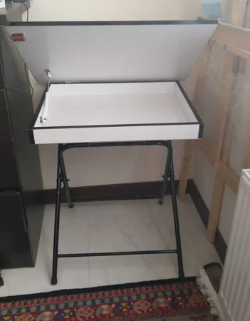 میز تحریر تاشو و تنظیم شو یاس سفید تک باکس دار