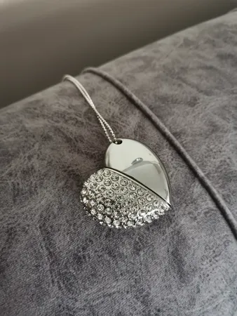 فلش مموری طرح قلب مدل UJ-004 ظرفیت 64 گیگابایت