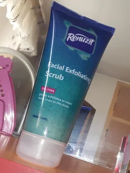 اسکراب لایه بردار روزانه رینوزیت مدل Deep action exfolianting حجم 200 میلی لیتر