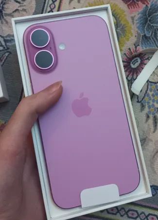 گوشی موبایل اپل مدل iPhone 16 CH دو سیم کارت ظرفیت 128 گیگابایت و رم 8 گیگابایت - به همراه شارژر