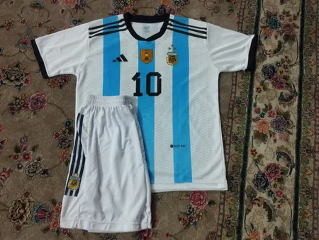 ست پیراهن و شورت ورزشی پسرانه طرح آرژانتین مدل مسی 2023
