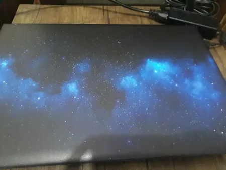 استیکر لپ تاپ توییجین و موییجین طرح Space کد 35 مناسب برای لپ تاپ 15.6 اینچ به همراه برچسب حروف فارسی کیبورد