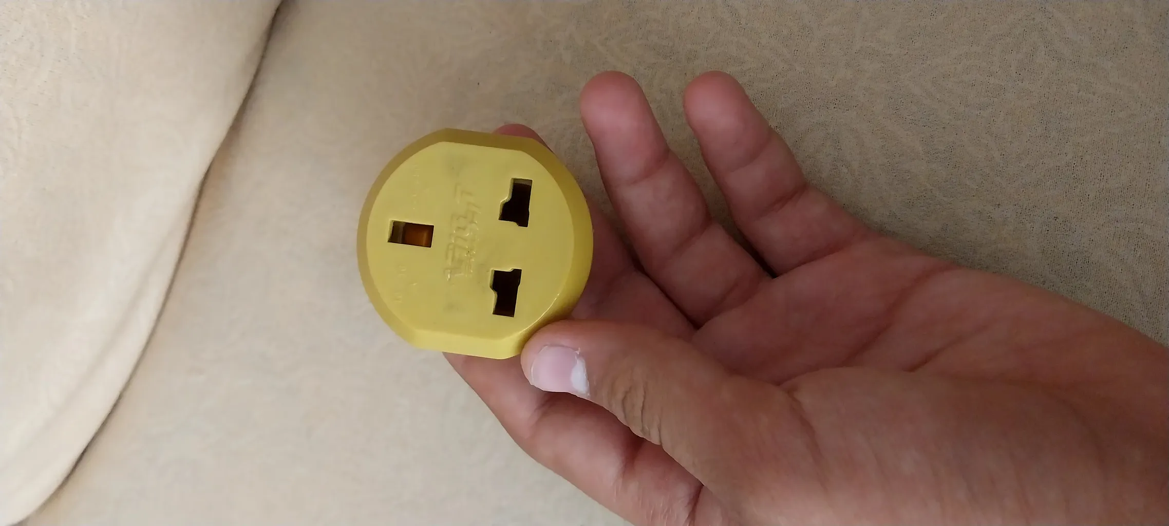 مبدل برق 3 به 2 آریو مدل A01