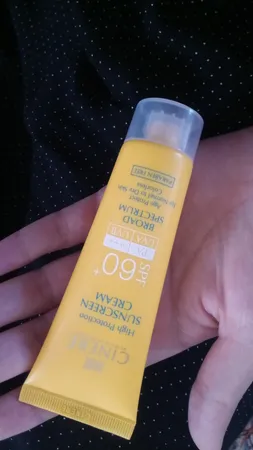 کرم ضدآفتاب بی‌رنگ سینره مدل SPF60 مناسب انواع پوست، حجم 50 میلی‌لیتر