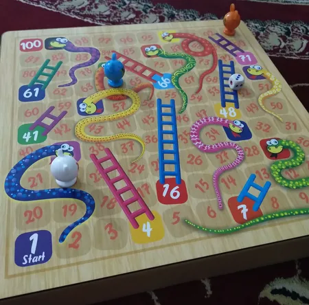 بازی منچ و مارپله تخته چوبی مدل Animals