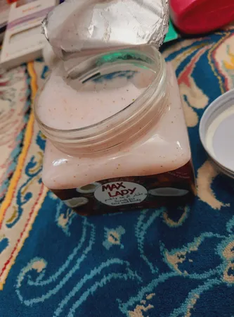 اسکراب لایه بردار پوست مکس لیدی مدل Coconut حجم 300 میلی لیتر