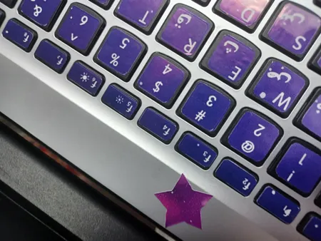 استیکر لپ تاپ طرح spa-ce 09 به همراه برچسب حروف فارسی کیبورد