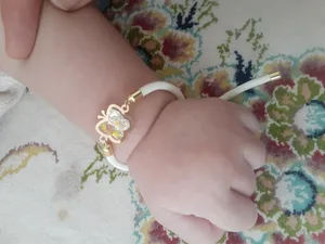 تجریه خرید دستبند طلا 18 عیار زنانه ناریا مدل پروانه و سنگ کد 02