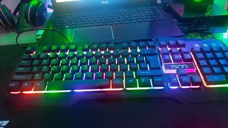 کیبورد گیمینگ تسکو مدل TK 8021L با حروف فارسی، سوییچ ممبران، Full-Size، نورپردازی RGB LED