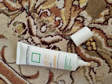 کرم پودر BB درماتیپیک دارای spf 20 رنگ بژ طبیعی حجم 30 میلی لیتر