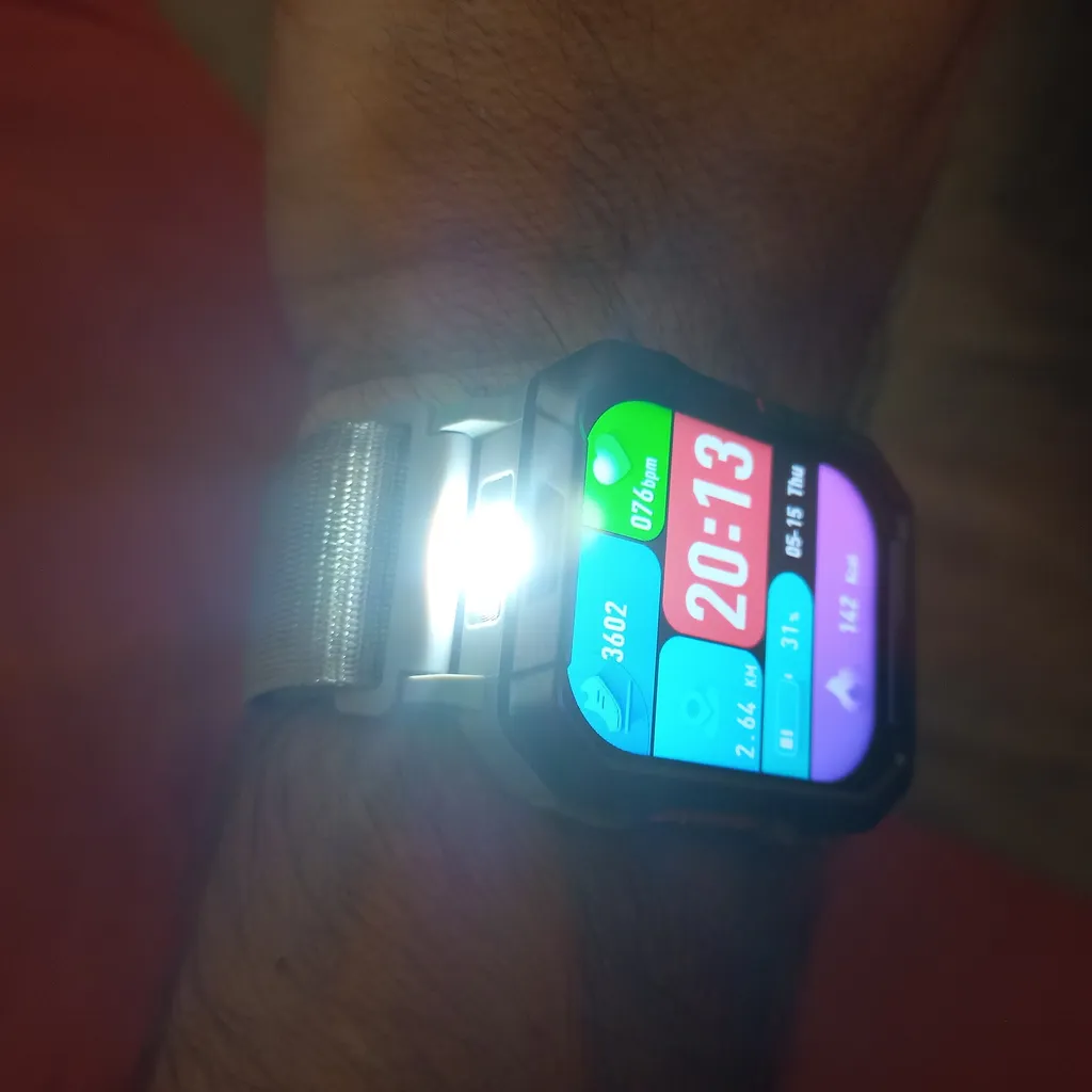 ساعت هوشمند بلک ویو مدل W60 دارای قابلیت‌ های صفحه نمایش رنگی، صفحه نمایش لمسی، کنترل ضربان قلب، بند سیلیکون