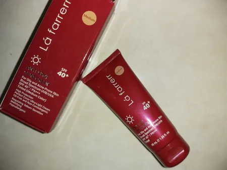 کرم ضدآفتاب و ضدلک رنگی لافارر مدل SPF40-Medium، مناسب پوست‌های چرب، حجم 40 میلی‌لیتر