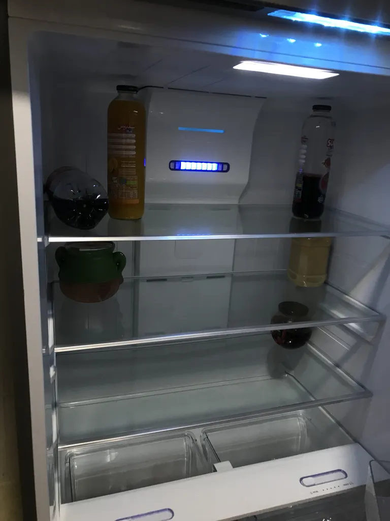 یخچال فریزر 26 فوت ایکس ویژن مدل TT582-AWD/AS ، دارای آبسردکن و یخساز نیمه‌ اتوماتیک، با ارتفاع 185، پهنای 66 و عمق 84 سانتی‌ متر، میزان مصرف انرژی A+، دارای 4 طبقه در یخچال و 2 طبقه در فریزر