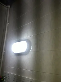 چراغ حمام دیواری پرتو درخشان مدل واترپروف IP65 طرح روکار بیضی