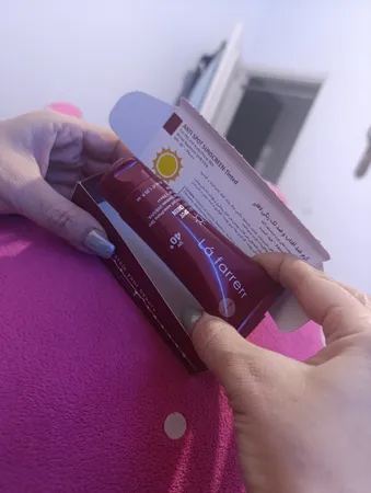 کرم ضدآفتاب و ضدلک رنگی لافارر مدل SPF40-Medium، مناسب پوست‌های چرب، حجم 40 میلی‌لیتر