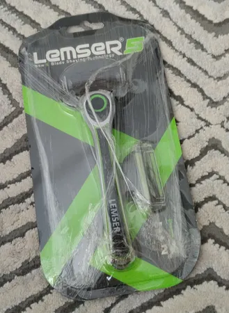 خود تراش مردانه لمسر کد 05 به همراه تیغ یدک