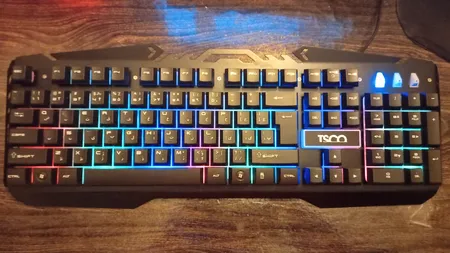 کیبورد گیمینگ تسکو مدل TK 8021L با حروف فارسی، سوییچ ممبران، Full-Size، نورپردازی RGB LED