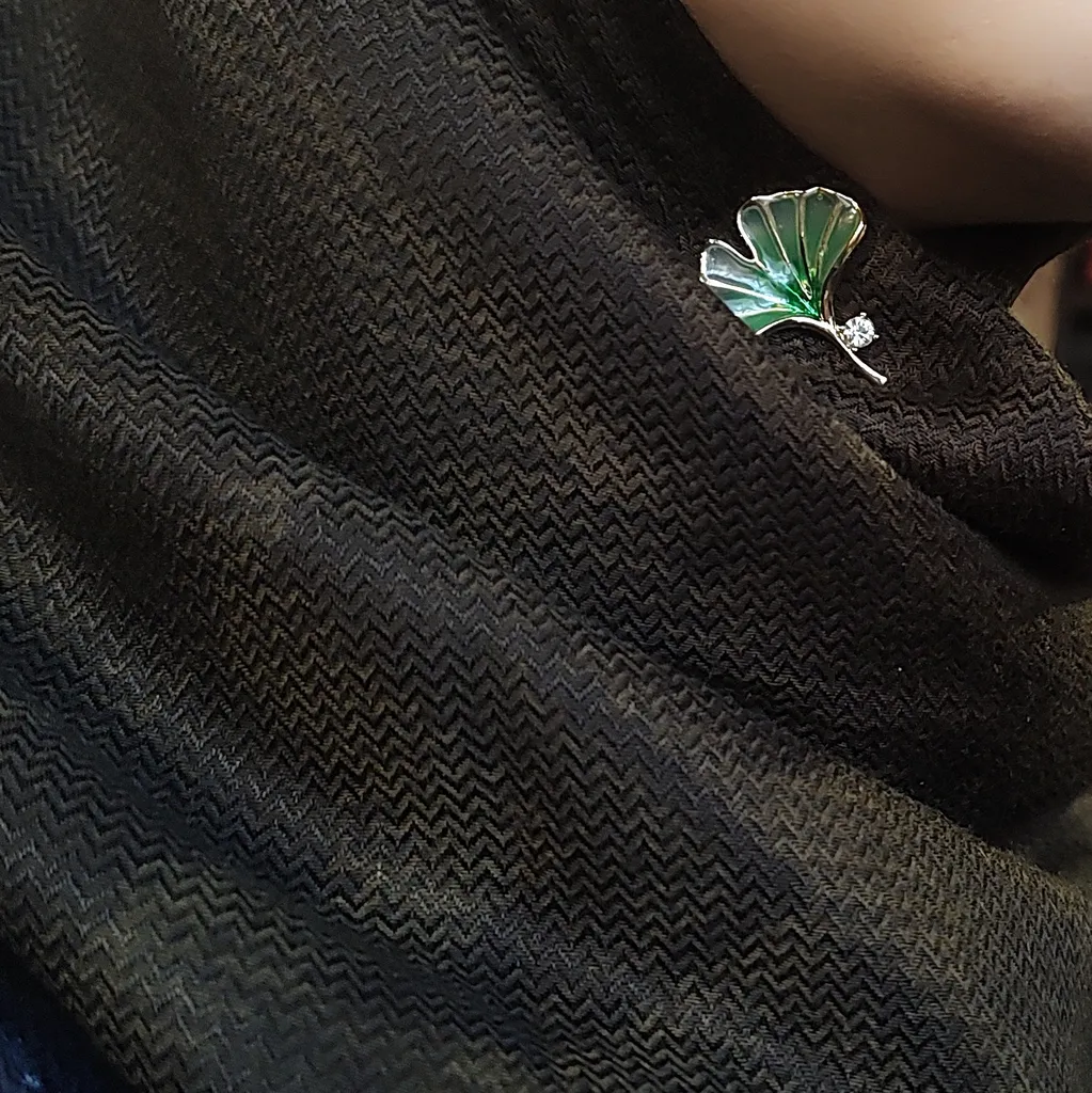 گل سینه زنانه مدل برگ جینکو