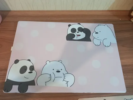 استیکر لپ تاپ مدل پاندا کوچولوی خنگ کد 02 مناسب برای لپ تاپ 17 اینچ به همراه برچسب حروف فارسی کیبورد