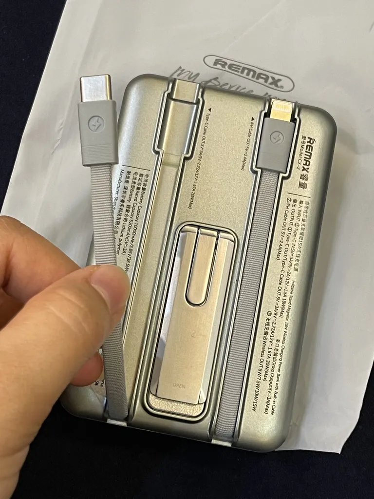 پاوربانک بی‌سیم 20 وات ریمکس مدل CX-2 ظرفیت 10000 میلی آمپر ساعت