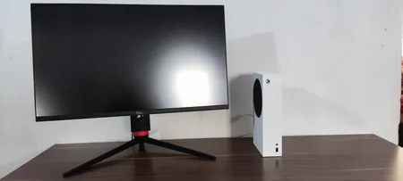 مانيتور گیمینگ 27 اینچ جی پلاس مدل GGM-L277FN، رزولوشن FullHD، پنل IPS، نرخ بروزرسانی 144 هرتز، با نسبت تصویر 16:9، دارای پورت HDMI و DisplayPort و USB و خروجی هدفون