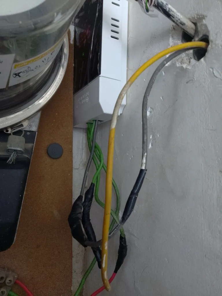 محافظ ولتاژ گرین لاین مدل GLP301 EVO