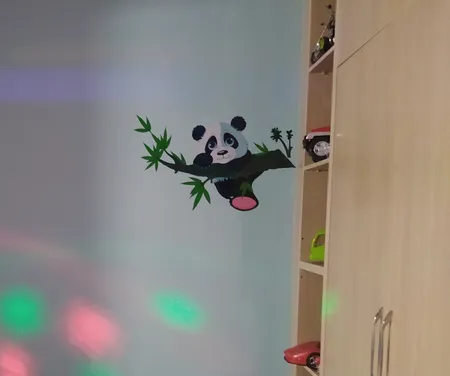 استیکر دیواری باروچین طرح پاندای بازیگوش