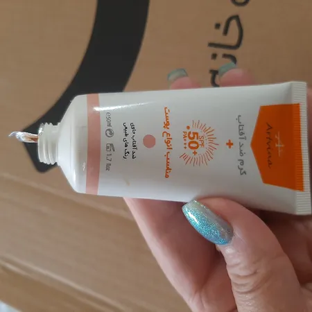 کرم ضد آفتاب رنگی آرت وینا، 50 SPF، مدل Moderate 02 ‌، مناسب انواع پوست با تنالیته متوسط و حجم 50 میلی لیتر، محافظت‌کننده در برابر اشعه PA++++ ،UVA ،UVB، ضد پیری، دارای فرمولاسیون تیتانیوم دی اکساید، زینک اکساید و اسید لاکتیک، با ماندگاری ۲ ساعته