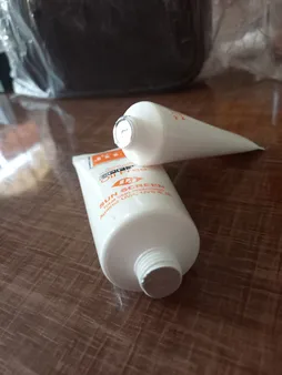 کرم ضد آفتاب و ضد چروک بی‌رنگ دکتر ژیلا، Spf 30، مدل Parsol 1789، مناسب پوست‌های چرب و مختلط با حجم 65 میلی‌لیتر، محافظت‌کننده در برابر اشعه‌های UVA و UVB، ضد پیری، دارای فرمولاسیون فاقد چربی، ویتامین‌های C و E، با ماندگاری 2 ساعته