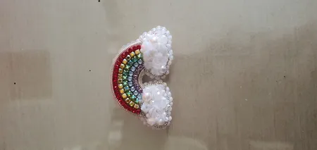 گل سینه دست ساز زنانه مدل رنگین کمان