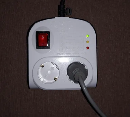 محافظ ولتاژ پارت الکتریک مدل 8787