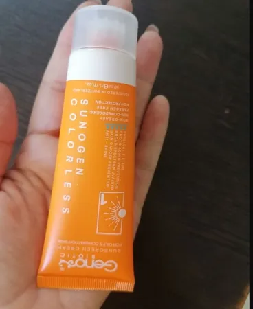 کرم ضدآفتاب بی‌رنگ ژنوبایوتیک SPF50 مدل 01 محافظ UVA ،UVB، مناسب پوست‌های مختلط و چرب، حجم 50 میلی‌لیتر