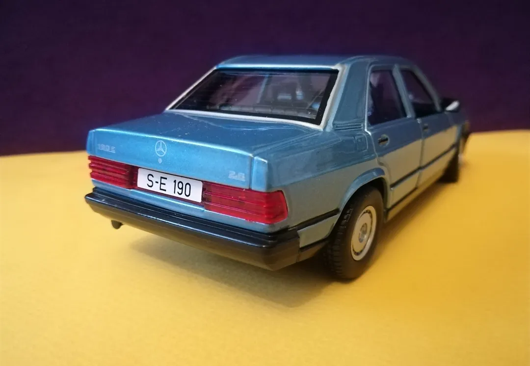 ماکت ماشین بوراگو مدل Mercedes Benz 190E 2.6 W201
