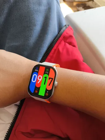 ساعت هوشمند گلوریمی مدل GS1 Pro 2024 دارای قابلیت های صفحه نمایش رنگی، صفحه نمایش لمسی، کنترل موسیقی (Music Player)، کنترل سطح اکسیژن خون، قابلیت مکالمه مستقیم، قابلیت مکالمه از طریق بلوتوث، پشتیبانی از زبان فارسی در منو و سیستم‌عامل بند سیلیکون