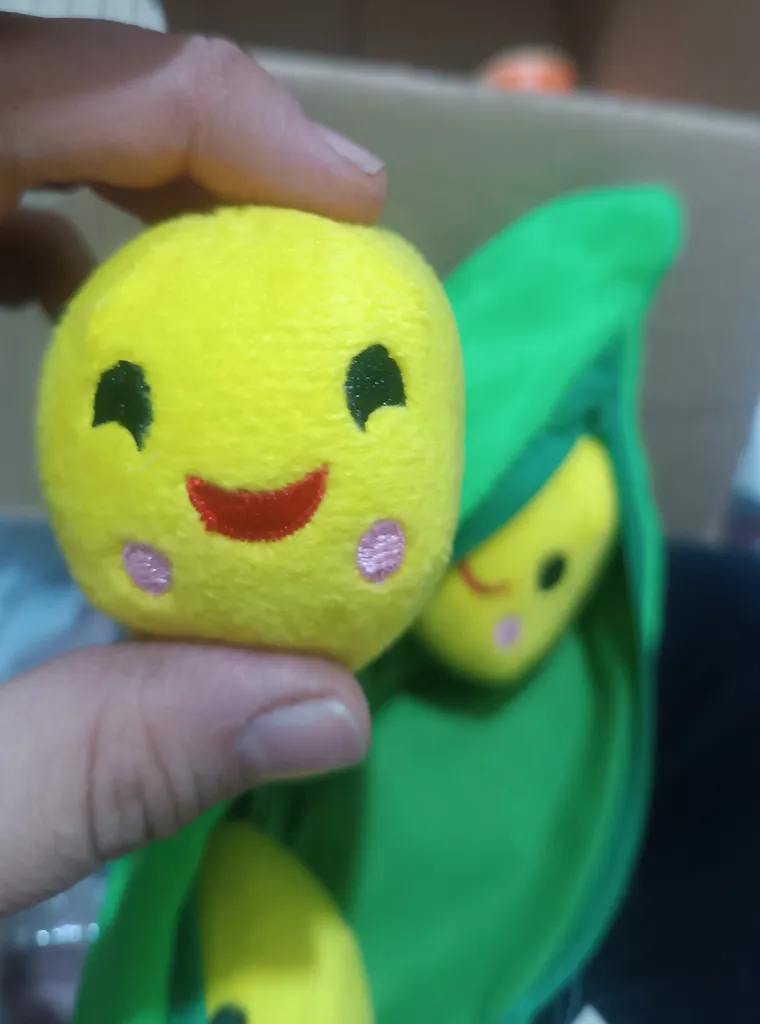 عروسک طرح نخود فرنگی مدل JIMI110 طول 25 سانتی‌متر