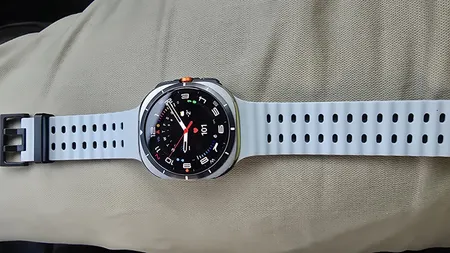 ساعت هوشمند سامسونگ مدل Galaxy Watch Ultra دارای قابلیت های کنترل موسیقی (Music Player)، قابلیت مکالمه از طریق بلوتوث، قابلیت تغییر طرح ساعت یا تم، صفحه همیشه روشن (Always-on Display)، پشتیبانی از دستیار صوتی بند سیلیکون