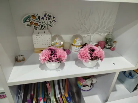 گلدان به همراه گل مصنوعی مدل سه گلی k16