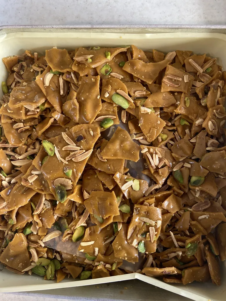 سوهان عسلی زعفرانی شیرین - 500 گرم