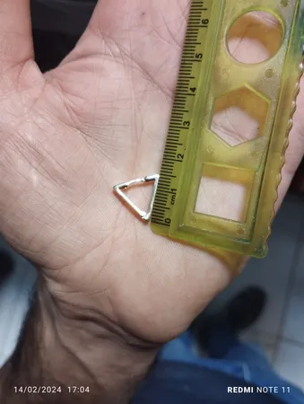 گوشواره طلا 18 عیار زنانه طلای مستجابی مدل مثلث کد 01