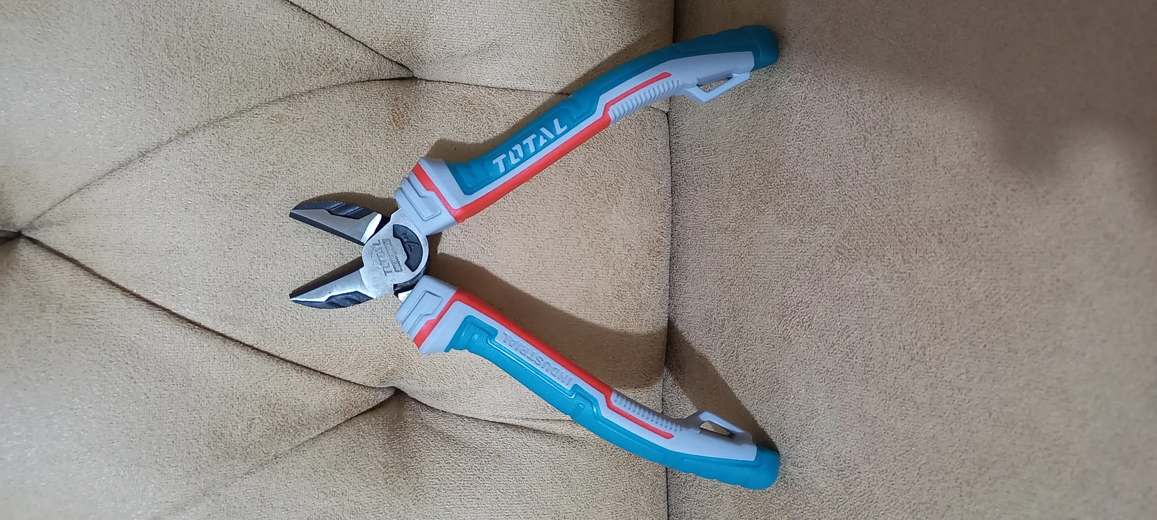 انبر سیم چین توتال مدل THT230706S سایز 7 اینچ