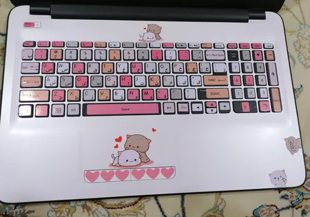 استیکر لپ تاپ مدل cute cat 03 مناسب برای لپ تاپ 15 تا 17 اینچ به همراه برچسب حروف فارسی کیبورد