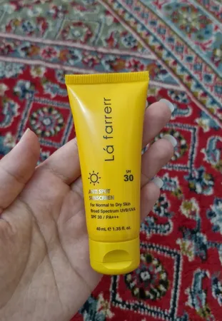 کرم ضدآفتاب و ضدلک بی‌رنگ لافارر مدل SPF30، مناسب پوست‌های خشک و معمولی، حجم 40 میلی‌لیتر
