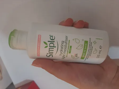 کرم آبرسان سیمپل مدل light حجم 125 میلی‌لیتر