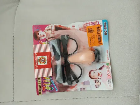 ابزار نمایشی دنیای سرگرمی های کمیاب طرح عینک سیبیل دار مدل DSK2809