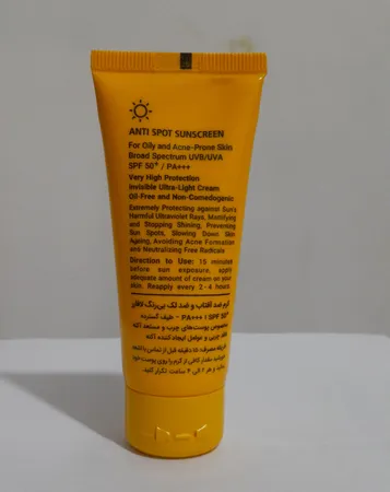 کرم ضدآفتاب و ضدلک بی‌رنگ لافارر مدل SPF50، مناسب پوست‌های چرب، حجم 40 میلی‌لیتر