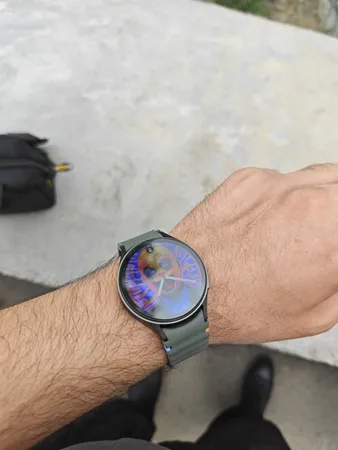 ساعت هوشمند سامسونگ مدل Galaxy Watch 7 44mm دارای قابلیت های کنترل موسیقی (Music Player) بند پلاستیک