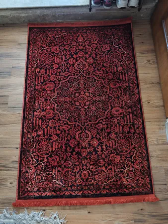 فرش ماشینی کرامتیان طرح بلوچی کد 4114A زمینه لاکی