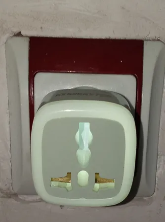 مبدل برق  3 به 2 مدل چراغ دار