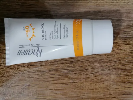 ضدآفتاب بی‌رنگ راکوتن مدل پوست چرب و مختلط، حجم 50 میلی‌لیتر