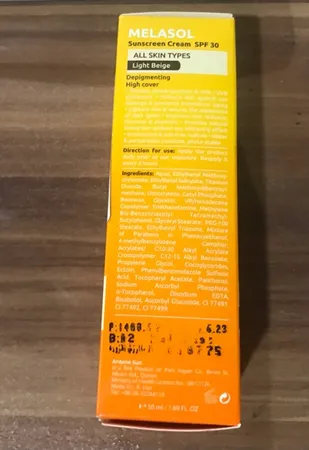 کرم ضد آفتاب رنگی آردن سان، SPF 30، مدل Light Beige، مناسب انواع پوست با تنالیته روشن و حجم 50 میلی‌لیتر، ضد آب، محافظت‌کننده در برابر اشعه‌های UVA و UVB، ضد لک، دارای فرمولاسیون ویتامین‌های C و E، با ماندگاری 2 ساعته